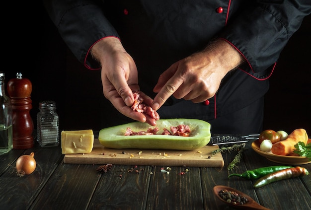 Bucătar pregătind ingrediente